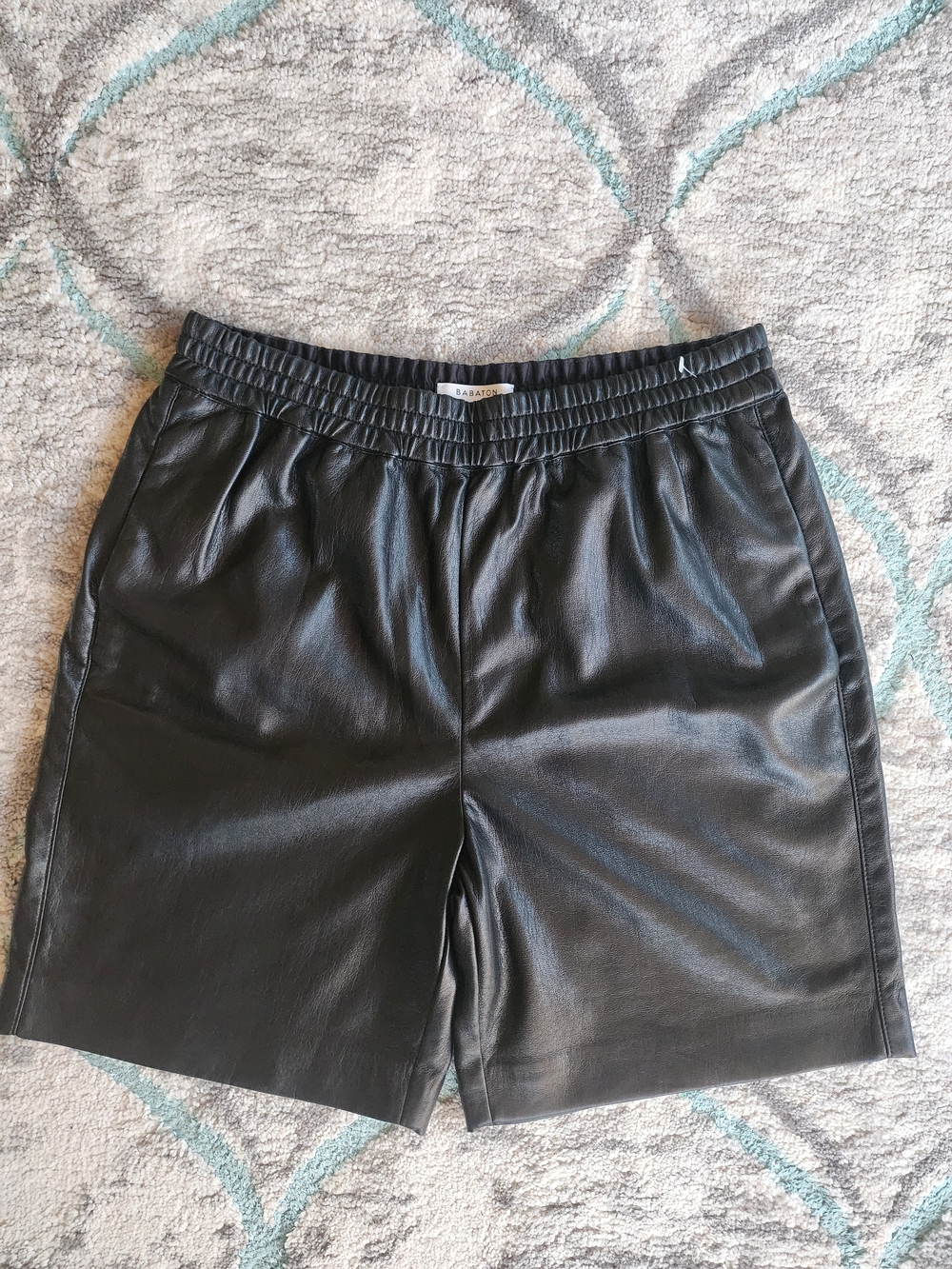NWOT Aritzia Babaton Command Vegan Leather Shorts Black Size 6 w/ Pockets